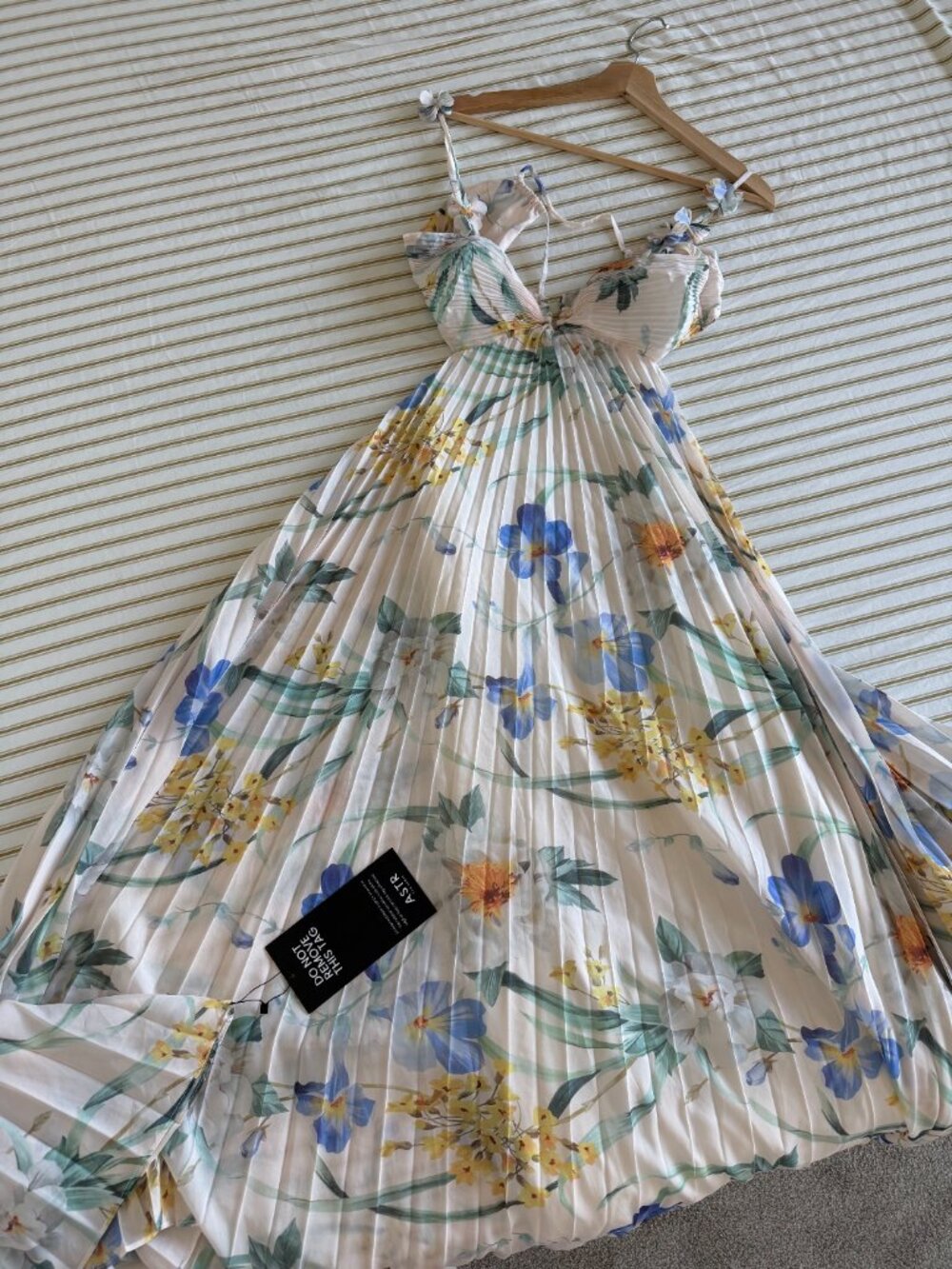 Astr The Label Emese Floral Pleated Maxi Dress Blue multi floral NWT Size S - Picture 6 of 8